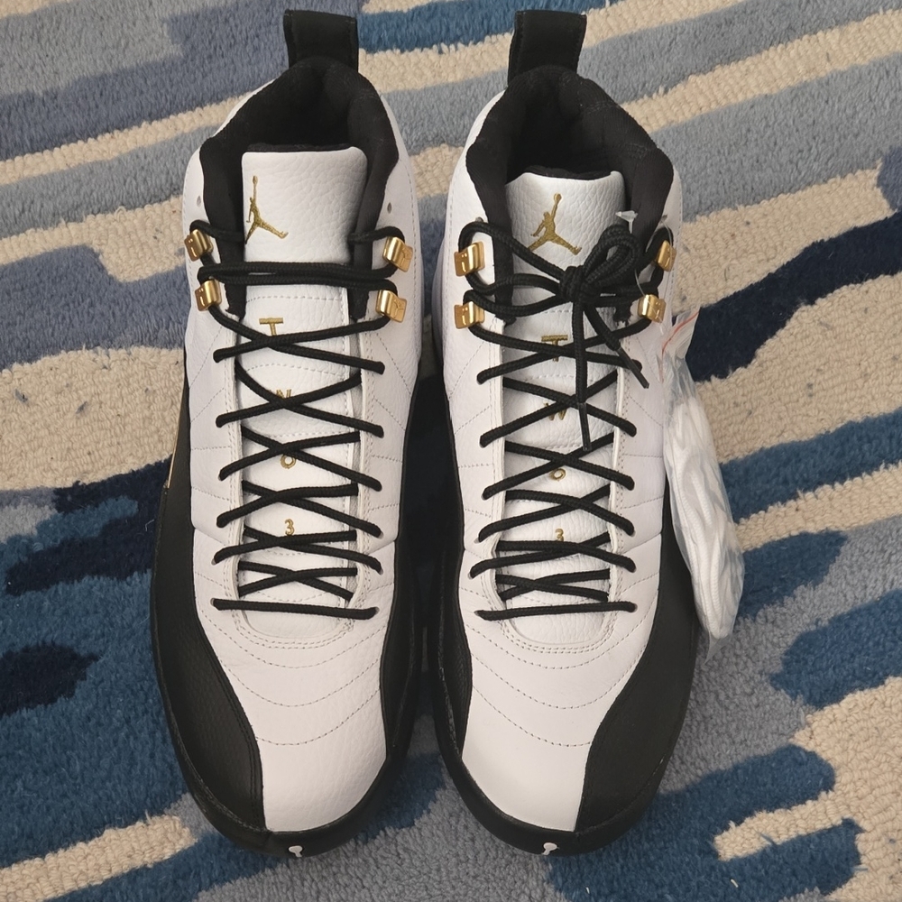 Jordans Men's Black and White Sneakers